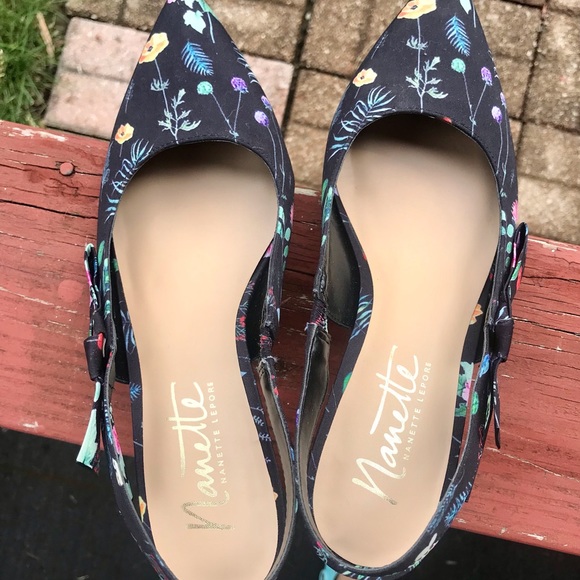 Nannette LePore “Rhonda” dark floral kitten heel - Picture 2 of 4